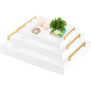 Juego de bandejas blancas y doradas para decoración.