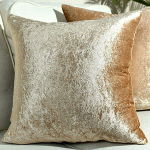 Cojín dorado chamán para decoración.