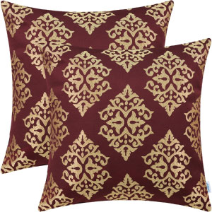 Cojín estampado dorado.