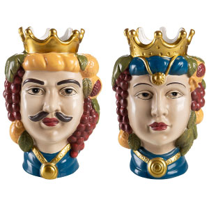 Jarrón o florero decorativo dorado de diseño clásico.