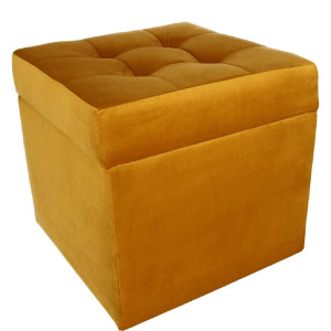 Taburete bajo de terciopelo dorado.