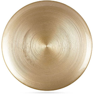 Platos grandes o bajoplatos dorados de cristal o vidrio.