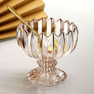 Copas doradas de cristal para helado.
