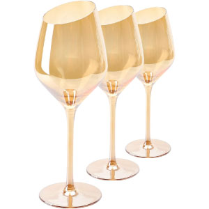 Copas de vidrio doradas para vino.