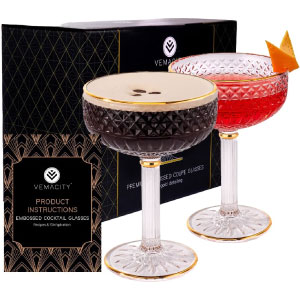 Copas doradas de vidrio para vino.