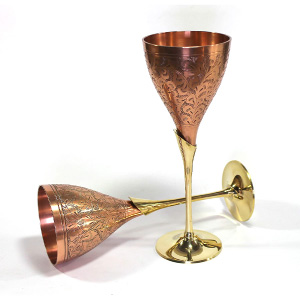 Juego de copas grandes de acero inoxidable dorado con grabados para vino o agua.