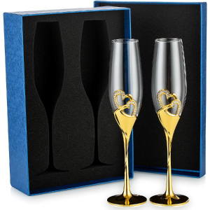 Copas doradas de brindis de boda o aniversario.