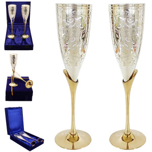 Copas de boda doradas.