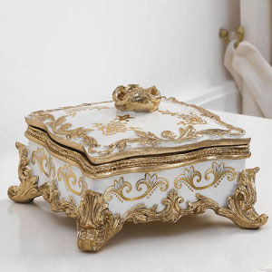 Joyero de porcelana blanca y dorada.