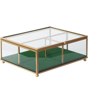 Cajita joyero de cristal y metal dorado con terciopelo verde.