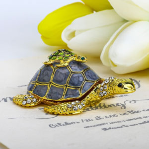 Joyero en dorado y azul, con forma de tortuga.