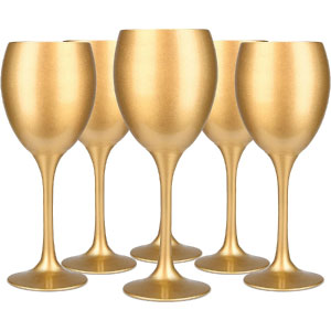 Copas doradas de agua o vino de cristal.