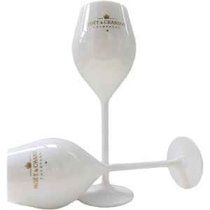Juego de copas Moët blancas con letras doradas.