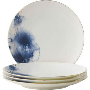 Platos llanos dorados, blancos y azules de porcelana.