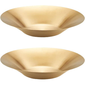 Juego de platos hondos dorados metálicos.