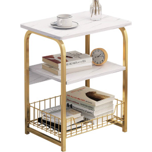 Mesa auxiliar cuadrada en dorado y mármol blanco con revistero.