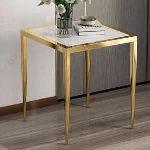 Mesa auxiliar cuadrada de mármol blanco y metal dorado.