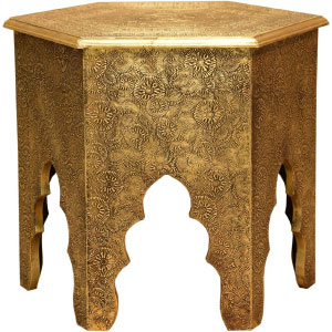 Mesas auxiliares doradas de madera y diseño arabesco.
