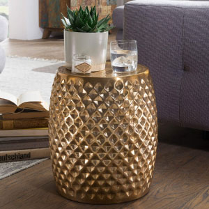 Mesa auxiliar en dorado.