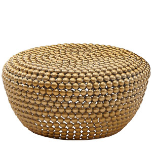 Mesa de centro de metal dorado de diseño moderno en tendencia.