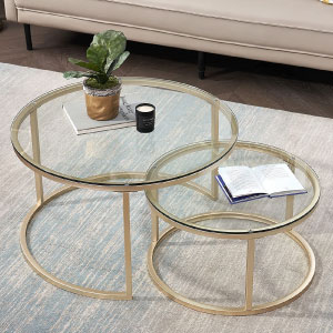 Set de mesas nido doradas de metal y cristal para centro de salón.