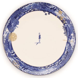 Plato llano azul con dorado de diseño moderno y elegante.