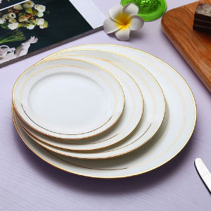 Platos dorados y blancos sueltos por piezas.