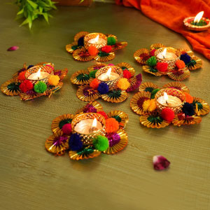 Portavelas originales para velas de té, de colores con base dorada.