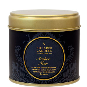 Vela aromatizada en vaso de cristal dorado.