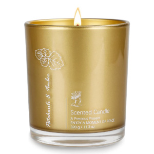 Velas doradas perfumadas.