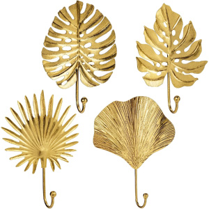 Colgadores decorativos en dorado de metal.